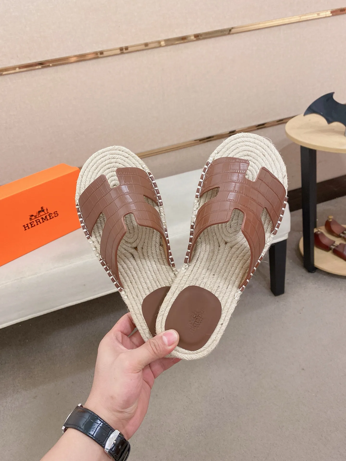 Factory price: 340💰high-end version. "HERMES" Hermès 💁♂️Men's casual slippers, compare the quality at the counter🧚🏿♂️ The upper is made of cowhide leather 🐊crocodile pattern workmanship, purely hand-drawn, raw rubber breathable and non-slip outsole, the inner is breathable and comfortable lambskin, the density is 100% comfortable, the original rubber outsole is wear-resistant and has a code number of 38-44. Can be customized 45-46-47💥🏆